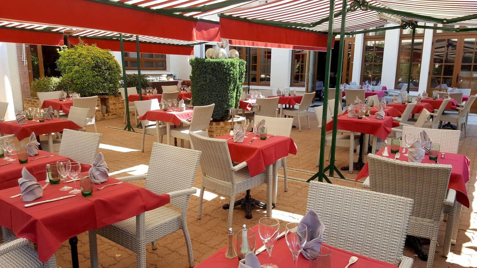 Logis Hotel Saint-Hubert Cour-Cheverny Exteriör bild